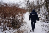 Na zdjęciu policjant kontrolujący  miejsca, w których mogą przebywać osoby bezdomne