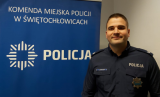 Na zdjęciu dzielnicowy rejonu 8 Chropaczów oraz logo Komendy Miejskiej Policji w Świętochłowicach