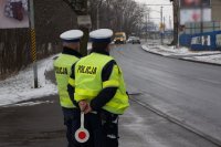 policjanci z drogówki w trakcie obseracji zachowania uczestników ruchu drogowego