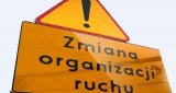 znak ostrzegawczy z napisem zmiana organizacja ruchu