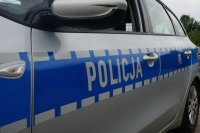 napis policja na dzrzwiach radiowozu