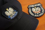 czapka z daszkiem z orłem i napisem policja w tle naszywka z orłem oraz napisem Komenda Miejska Policji