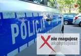 napis policja na drzwiach radiowozu, obok hasło kampanii nie reagujesz akceptujesz