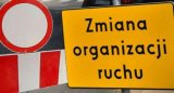 znak zakaz wiazdu obok żółta tablica informująca o zmianie organizacji ruchu