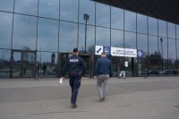 Szpital Tymczasowy MCK w Katowicach. Policjanci przed wejściem do punktu szczepień