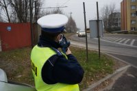 policjant z drogówki podczas kontroli prędkości na jednej ze świętochłowickich ulic