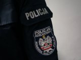 na zdjęciu ramie policjanta w nowym moro ćwiczemnym. Na ręce widać kieszeń z napisem policja a pod nią naszywkę z logo oraz identyfikacją rewiru dzielnicowych