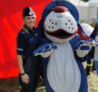 mundurowa w towarzystwie Sznupka - maskotki śląskiej policji