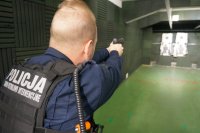 Na zdjęciu policjant w trakcie doskonalili technikę strzeleckiej poprzez oddawanie stału do celu z broni krótkiej