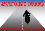 Plakat na którym przedstawiona jest droga po której porusza się motocyklista. W górnej częsci widnieje napis Motocyklisto zwolnij, poniżej widnieje napis Jednośladem bezpiecznie do celu