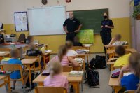 Na zdjęciu dzieci z klas 1-3 podczas prelekcji mundurowych o bezpieczeństwie