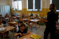 Na zdjęciu dzieci z klas 1-3 podczas prelekcji z mundurową o bezpieczeństwie