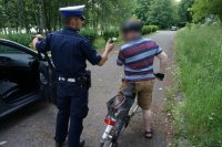 policjant z drogowki w trakcie kontroli trzeźwości kierującego jednośladem