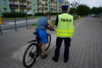 policjant z drogowki w trakcie kontroli trzeźwości kierującego jednośladem