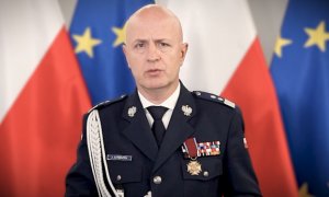 Na zdjęciu na tle flagi Rzeczypospolitej Polskiej oraz flagi Unii Europejskiej Komendat Główny Policji, generalny inspektor Jarosław Szymczyk