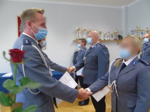 Na zdjęciu Komendant Miejski Policji w Świętochłowicach wręczajacy akt mianowania policjantce.