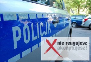 Na zdjęciu częśc radiowozu z napisem Policja, na tle krzyżujące się wyrazy: Nie reagujesz, akceptujesz