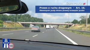 Na zdjęciu fragment ulicy z trzema pasami ruchu po ktorych poruszają się pojazdy. w Prawym gurnym roku napis na niebieskim tle Prawo o ruchu drogowym art. 16 Obowiązek jazdy blisko prawej krawędzi jezdni