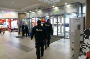 mundurowi w trakcie kontroli galerii handlowej pod kątem przestrzegania wprowadzonych obostrzeń