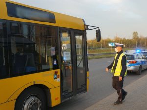 policjnat z drogowki w trakcie kontroli autobusu pod kątem przstrzegania wprowadzonych obostrzeń