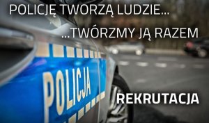 Bok radowozu z napisem policja na drzwiach. Na grafice zamieszczono napsy o treści Policję tworzą ludzie, twórzmy ją razem oraz napis rekrytacja