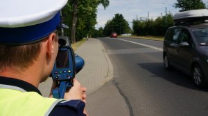 Na zdjęciu policjant z drogówki w trakcie prowadzenia kontroli prędkości