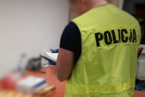 policjant zajmujący się zwalczaniem przestepczości gospodarczej w trakcie prowadzenia oględzin zabezpieczonych lewych paczek z papierosami