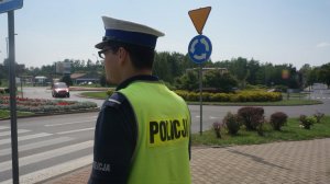 Mundurowy podczas prowadzenia obserwacji na skrzyżowaniu w celu egzekwowania od pieszych i kierujących stosowania się do obowiązujących przepisów ruchu drogowego