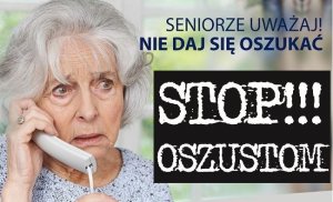 Na zdjeciu starsza kobieta ze słuchawką przy uchu, obok napis Seniorze uważaj nie daj się oszukać. Stop oszustwom