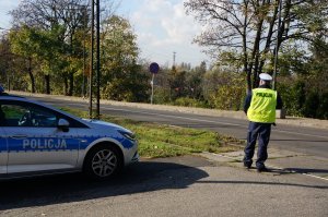 Na zdjeciu mundurowy podczas obserwacji zachowania kierowców na drodze