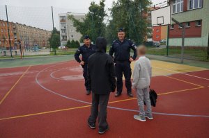 Na zdjęciu mundurowi w trakcie rozmowy na temat zasad bezpieczeństwa z uczniami jednej ze świętochłowickich szkół w dniu rozpoczęcia roku szkolenego