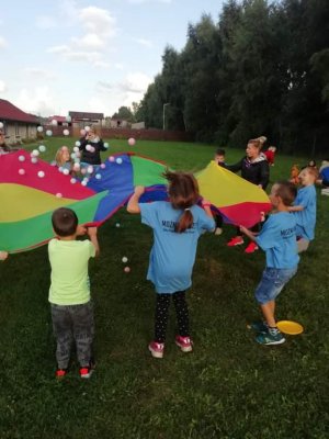 Na zdjęciu uczestnicy przedsięwzięcia podczas zabawy zorganizowanej przez organizatorów