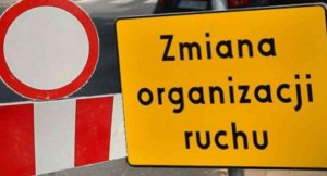 Żółta tablica z napisem zmiana organizacji ruchu , obok niej znak zakaz wjazdu