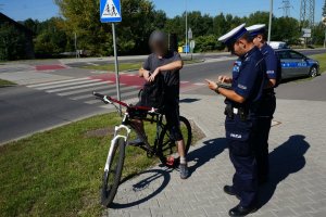 Na zdjęciu policjanci w trakcie wykonywania czynności wobec zatrzymanego do kontroli rowerzysty