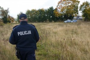 Dzielnicowy w trakcie przemieszczania się po terenach zielonych do okolicznych bunkrów celem udzielenia informacji oraz pomocy osobom bezdomnych w związku z zagrożeniem wychłodzeń organizmu