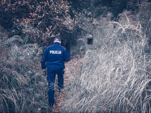 Dzielnicowy w trakcie sprawdzania okolicznych bunkrów celem udzielenia informacji oraz pomocy osobom bezdomnych w trakcie okresu jesienno zimowego