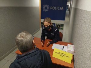 Na zdjęciu widac policjantkę rozmawiającą z rezerwistą na stanowisku konsultacji medycznej