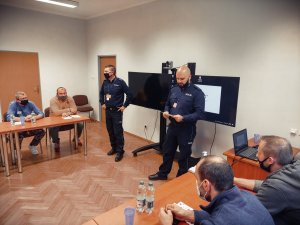 Na zdjęciu Naczelnik Wydziału Prewencji oraz Specjalistwa Wydziału Prewencji w trakcie zapoznawania rezerwistów ze specyfiką służby w Policji