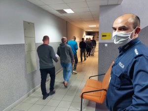 Na zdjęciu widać Dowódcę Plutonu w trakcie nadzorowania idących w kierunku jadalni rezerwistów