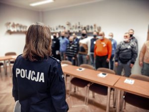 Na zdjęciu kierownik ćwiczeń mł. insp. Monika Francikowska w trakcie powitania reerwistow w sali wykładowej. W tle widać stojących w dwuszeregu mężczyzn stanowiących rezerwę kadrową przewidzianą do świętochłowickiej Policji w przypadku zagrożenia bezpieczeństwa Państwa