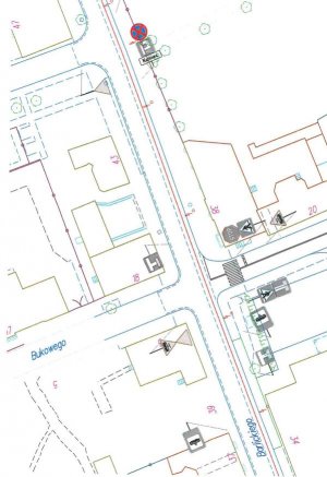 Na zdjęciu ulica Barlickiego. Od skrzyżowania z ulicą Bukowego pod znakiem D18 - T3a (koniec) wyznaczającymi koniec miejsc do parowania pojazdów, zostanie umieszczone tymczasowe oznakowanie w postaci znaku B36 – „zakaz zatrzymywania się”. Będzie on powtórzony za skrzyżowaniem z ulicą Świerczyny.