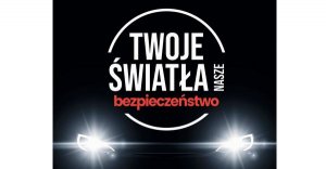 Plakat kampanii Twoje światła, Nasze bezpieczeństwo. Na środku w kole wpisany napis Twoje światła, Nasze bezpieczeństwo, poniżej wączone światła w pojeździe