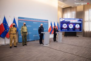 Na zdjęciu konferencja w której wzięli także udział:Minister Mariusz Kamiński, gen. insp. Jarosław Szymczyk – komendant główny Policji, gen. dyw. SG Tomasz Praga – komendant główny Straży Granicznej oraz nadbryg. Andrzej Bartkowiak – komendant główny Państwowej Straży Pożarnej.