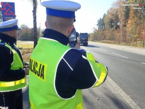 Na zdjęciu policjanci w trakcie prowadzenia kontroli prędkości