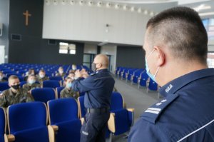 Na zdjęciu przedstawiciel Wydziału Doboru i Szkolenia Komendy Wojewódzkiej Policji w Katowicach podinsp. Andrzej Sira oraz mł. insp. Krzysztof Kazek Pełnomocnika Komendanta Wojewódzkiego Policji w Katowicach ds. Ochrony Praw Człowieka podczas prwadzenia wykładu któremu przysłuchują się uczniowe z Liceum nr 2 w Świętochowicach