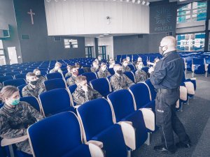 Na zdjęciu przedstawiciel Wydziału Doboru i Szkolenia Komendy Wojewódzkiej Policji w Katowicach podinsp. Andrzejem Sira podczas rozmawiania z uczniami klas mundurowych oraz zachęcania ich do wstąpienia w szeregi formacji