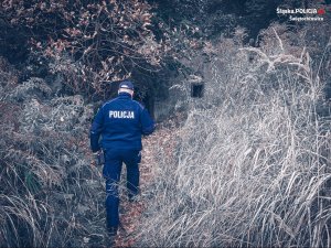 Na zdjęciu dzielnicowy w trakcie kontroli miejsc gdzie mogą przebywac osoby bezdomne narażone na wychłodzenie