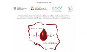 Plakat ogólnopolskiej akcji honorowego oddawnia krwi służb mundurowych dla uczczenia Narodowego Święta Niepodległości RP, poniżej grafika przedstawiająca grance polski wewnątrz kropla krwi i linia życia oraz napis  Nasza Krew – Nasza Ojczyzna