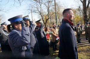 Na zdjęciu zbliżenie na przedstawicieli służb mundurowych który oddają honor w trakcie hymnu narodowego