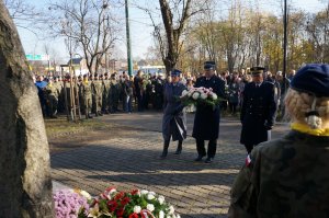 Na zdjęciu wiadać Pierwszego Zastępcę Komendanta Miejsckiego Policji w Świętochłowicach oraz Komendanci Strazy Miejsckiej i Straży Pożarnej w trakcie przemarszu pod pomnik Powstańców Śląskich wraz z wiązanką kwiatów